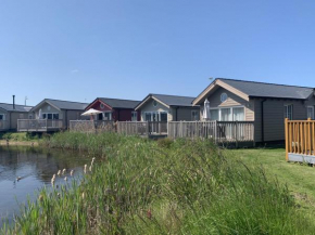 The Lake House at The Bay Filey, sleeps 4, 1 dog welcome for free too
